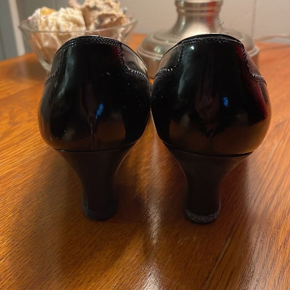 Salvatore Ferragamo Vintage Black Pump - Picture 6 of 9